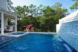 The Flying Pig Blue Mountain Beach Home w/ Private Heated Pool & Spa