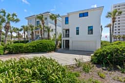 Beach Music Gorgeous 6 Bdrm, steps to beach, 6 seater golf cart, beach chairs