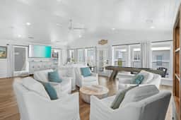 Beach Music Gorgeous 6 Bdrm, steps to beach, 6 seater golf cart, beach chairs