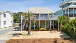 Coastal Bungalow Retreat,  Bikes & Spacious Sun Deck – Minutes to the Beach