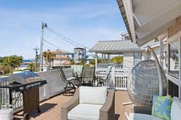 Coastal Bungalow Retreat,  Bikes & Spacious Sun Deck – Minutes to the Beach