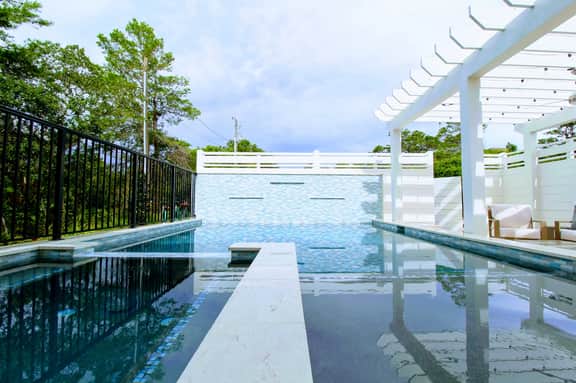 The Flying Pig Blue Mountain Beach Home w/ Private Heated Pool & Spa