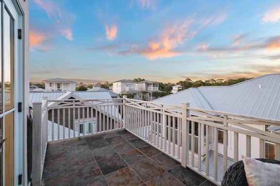Beach Bike Cottage 5 Bedroom, King Beds, Coastal Luxury Living, EV Charger