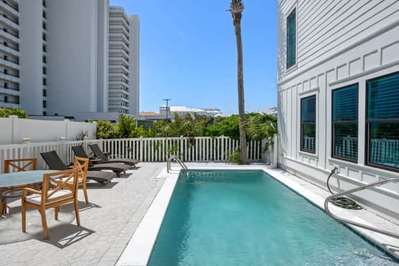 Beach Music Gorgeous 6 Bdrm, steps to beach, 6 seater golf cart, beach chairs