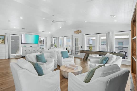 Beach Music Gorgeous 6 Bdrm, steps to beach, 6 seater golf cart, beach chairs