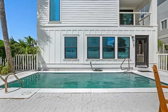 Beach Music Gorgeous 6 Bdrm, steps to beach, 6 seater golf cart, beach chairs