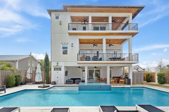 Born 2 Beach – Luxury 10BR Private Heated Pool + Spa, Golf Cart, Bikes